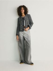 Dwurzędowy żakiet w paski - ciemnoszary. Szare marynarki i żakiety Reserved, l, bez wzorów, z bawełny. W wyprzedaży za 49,99 zł.