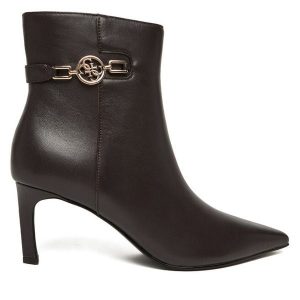 Botki Guess. Brązowe botki Guess, z aplikacjami, bez obcasa, na szpilce, bez zapięcia. Za 569,99 zł.