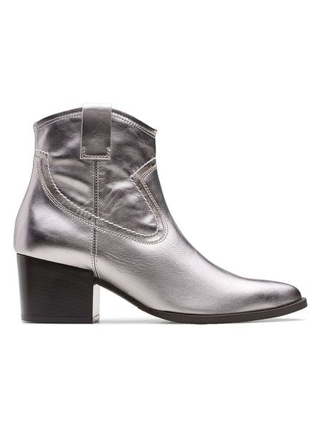 Clarks Skórzane botki "Elder Rae" w kolorze srebrnym rozmiar: 39. Szare botki Clarks, bez wzorów, bez obcasa, bez zapięcia. Za 186,63 zł.