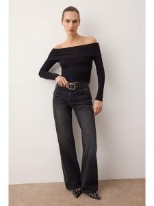 Trendyol Bluzka w kolorze czarnym rozmiar: XS. Czarne bluzki Trendyol, xs, bez wzorów, bez kołnierzyka, bez ramiączek. Za 56,99 zł.