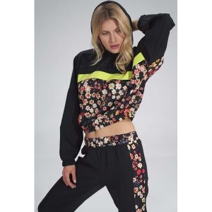 Dwukolorowa Krótka Bluza z Kapturem - Wzór 122. Brązowe bluzy Figl, s, bez wzorów, z elastanu, z kapturem. Za 189,00 zł.
