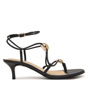 Sandały Guess. Czarne sandały Guess, z aplikacjami, bez obcasa, na szpilce, bez zapięcia. Za 494,99 zł.