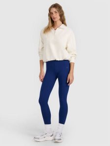 4F Legginsy dzianinowe damskie - granatowe M. Niebieskie legginsy 4f, bez wzorów, z bawełny, z podwyższonym stanem. W wyprzedaży za 39,99 zł.
