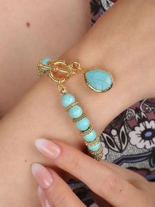 Pierres delicates Pozłacana bransoletka z turkusami rozmiar: onesize. Żółte bransoletki Pierres delicates, z turkusem, pozłacane. Za 39,99 zł.