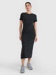 4F Sukienka midi z prążkowanej dzianiny damska - czarna M. Czarne sukienki 4f, na co dzień, m, bez wzorów, z bawełny, eleganckie, bez kołnierzyka, bez ramiączek, maxi, dopasowane. W wyprzedaży za 79,99 zł.