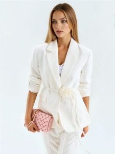 Żakiet z ozdobnym paskiem z różą 3D - kremowy. Białe marynarki i żakiety Sinsay, l, bez wzorów. Za 79,99 zł.