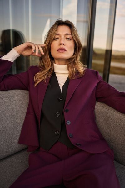 Krótka marynarka burgundowa. Czerwone marynarki i żakiety MOODO, l, bez wzorów, z elastanu. W wyprzedaży za 119,99 zł.