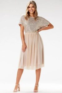 Koktajlowa sukienka rozkloszowana z cekinami i tiulem beż. Brązowe sukienki Awama, na imprezę, s, bez wzorów, z materiału, eleganckie, bez kołnierzyka, bez ramiączek, midi, dopasowane. Za 359,00 zł.
