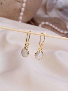 L'Atelier de Gaia Pozłacane kolczyki z masą perłową rozmiar: onesize. Białe kolczyki L'Atelier de Gaia, z perłą, pozłacane. Za 79,03 zł.