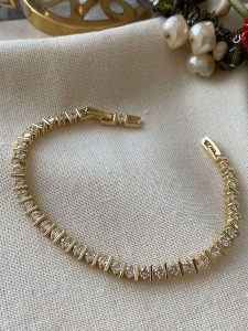 Luseera Pozłacana bransoletka rozmiar: onesize. Żółte bransoletki Luseera, z cyrkonią, pozłacane. Za 56,99 zł.