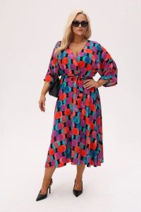 Sukienka Noelia - Fiesta - w żywy miks turkusu, czerwieni i fioletu w kulistym wzorze PLUS SIZE XXL OVERSIZE. Czerwone sukienki Moda Size Plus Iwanek, do pracy, na lato, plus size, bez wzorów, z materiału, biznesowe, bez kołnierzyka, plus size, bez ramiączek, mini, oversize. Za 349,90 zł.