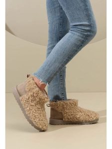 C'M Botki zimowe w kolorze khaki rozmiar: 36. Brązowe botki C'M, na zimę, bez wzorów, bez obcasa, bez zapięcia. Za 108,99 zł.