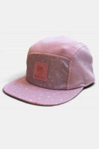 Czapka unisex dla dorosłych z polaru z 5 panelami - koralowa. Czerwone czapki AFTER ESSENTIALS, bez wzorów, z materiału, eleganckie. Za 66,00 zł.