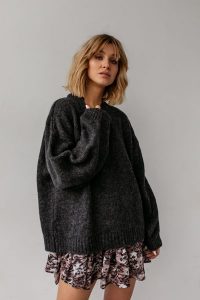 Sweter oversize z bufiastym rękawem GRAFITOWY - RIVERO. Szare golfy Marsala, bez wzorów, z wełny. Za 249,90 zł.