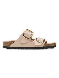 Birkenstock Skórzane klapki "Arizona Big Buckle" w kolorze beżowym rozmiar: 36. Brązowe klapki Birkenstock, bez wzorów, z otwartym noskiem, bez obcasa. Za 480,90 zł.