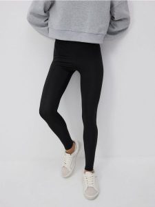 Gładkie legginsy - czarny. Czarne legginsy Reserved, bez wzorów, z dzianiny. W wyprzedaży za 49,99 zł.