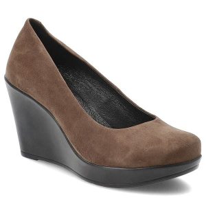 Czółenka damskie Karino, na wysokim stabilnym koturnie eleganckie skórzane wsuwane i wygodne, brązowe, 1224-015-P. Brązowe czółenka Karino, bez wzorów, ze skóry, bez obcasa, na koturnie, bez zapięcia. Za 322,99 zł.