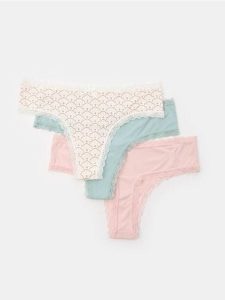 Stringi typu tanga 3 pack - wielobarwny. Czerwone stringi Sinsay, bez wzorów. Za 25,99 zł.