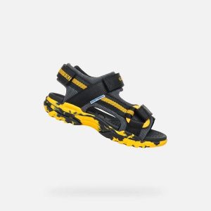 Sandały GEOX J BOREALIS B Czarny. Czarne buty trekkingowe Geox, bez wzorów, z tkaniny, bez obcasa, bez zapięcia. Za 264,99 zł.