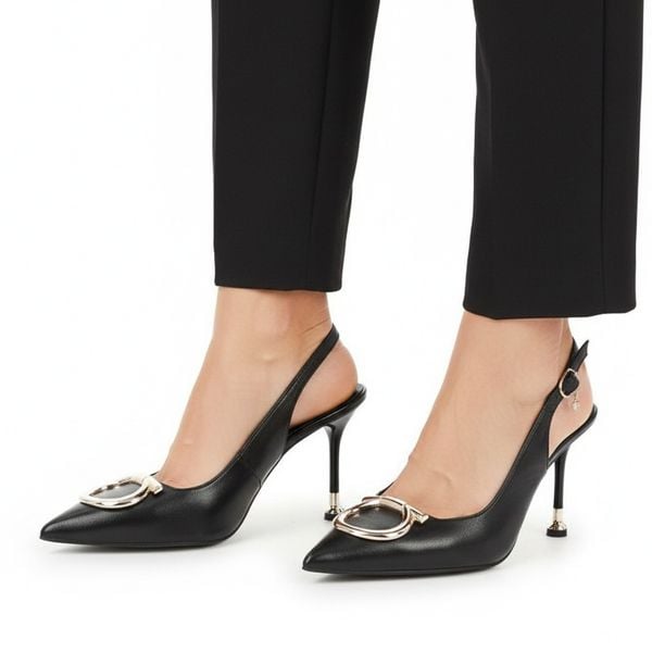 Czółenka damskie Chebello, cholewka ze skóry naturalnej z odkrytą piętą i smukłym noskiem ozdobione metaliczną klamrą osadzone na cienkim obcasie pod. Czarne czółenka CheBello, z aplikacjami, ze skóry, bez obcasa, na obcasie, bez zapięcia. Za 485,90 zł.