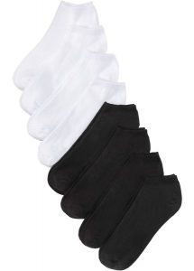 Skarpety do sneakersów z bawełny organicznej (8 par). Czarne skarpetki bonprix, bez wzorów, z bawełny. Za 52,99 zł.