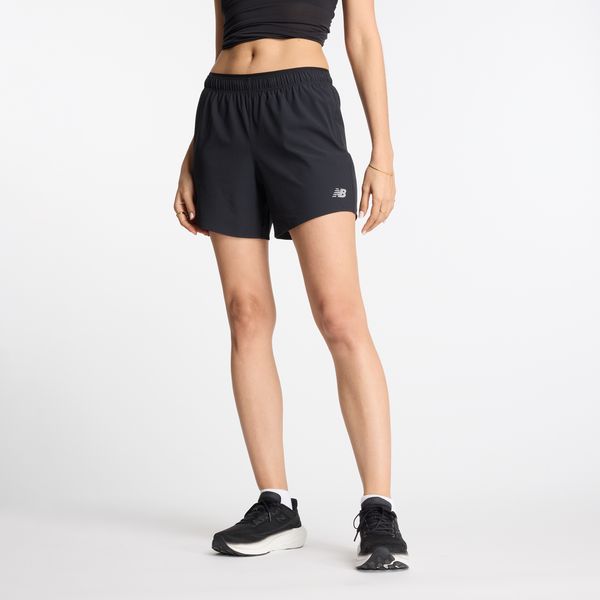 Spodenki damskie New Balance WS41202BK – czarne. Czarne spodenki sportowe New Balance, s, bez wzorów, z materiału. Za 279,99 zł.