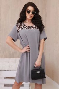 Sukienka z motywem zwierzęcym szara. Szare sukienki Włoski, na imprezę, l, bez wzorów, z materiału, eleganckie, bez kołnierzyka, bez ramiączek, oversize. Za 104,56 zł.