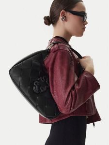 Just Cavalli Torebka 80RA4BM5 ZSD88 Czarny. Czarne torebki klasyczne Just Cavalli, bez wzorów, ze skóry, bez dodatków. Za 559,99 zł.