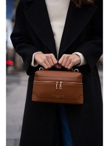 Maison héritage PARIS Skórzana torebka "Grand Simos" w kolorze jasnobrązowym - 25 x 22 x 10 cm rozmiar: onesize. Brązowe torebki klasyczne Maison héritage PARIS, bez wzorów, z materiału, przez ramię, bez dodatków. Za 339,99 zł.