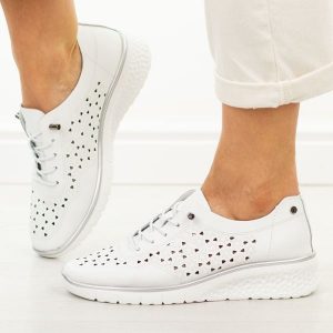 Białe skórzane ażurowe półbuty damskie Filippo Dp6714/26. Białe półbuty Filippo, na jesień, w ażurowe wzory, z jeansu, z okrągłym noskiem, bez obcasa, na koturnie, bez zapięcia. Za 219,00 zł.