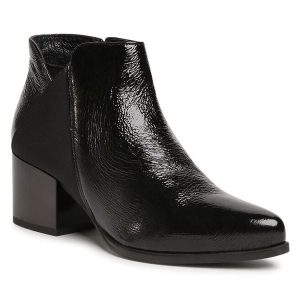 Botki Lasocki. Czarne botki Lasocki, bez wzorów, bez obcasa, na słupku, bez zapięcia. Za 134,99 zł.