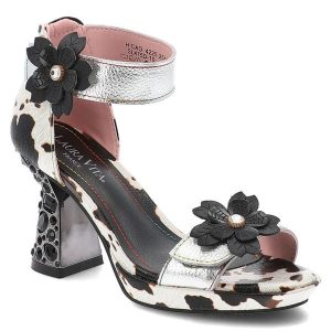 Sandały damskie Laura Vita, cholewka ze skóry naturalnej licowej na efektownym obcasie z ażurowym detalem przyciągają uwagę zwierzęcym wzorem i metal. Szare sandały LAURA VITA, z aplikacjami, ze skóry, bez obcasa, na obcasie, bez zapięcia. Za 341,90 zł.