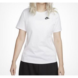 Koszulka damska Nike Sportswear Club Essentials. Białe bluzki Nike, l, bez wzorów, sportowe, bez kołnierzyka, bez ramiączek. Za 109,99 zł.