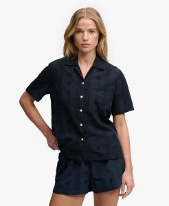 Superdry Koszula Heritage Broderie krótki rękaw z bawełny organicznej. Niebieskie koszule Superdry, z aplikacjami, z bawełny, bez kołnierzyka, bez ramiączek. Za 268,50 zł.