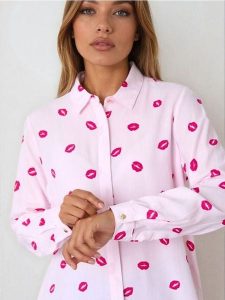 Koszula z długim rękawem we wzory - różowy. Czerwone koszule Sinsay, l, bez wzorów, bez kołnierzyka, bez ramiączek. Za 29,99 zł.