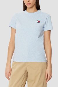 TOMMY JEANS Błękitny damski t-shirt z małym logo. Niebieskie t-shirty Tommy Jeans, s, bez wzorów, z jeansu, bez kołnierzyka, bez ramiączek. W wyprzedaży za 143,99 zł.