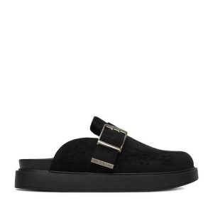 Klapki Guess Jeans. Czarne klapki Guess Jeans, z aplikacjami, z jeansu, bez obcasa. Za 279,99 zł.