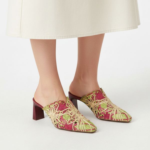 Sandały damskie Hispanitas, cholewka z materiału dekoracyjne plecione aplikacje odkryta pięta stabilny obcas zapewniający wygodę podczas chodzenia, k. Czerwone sandały Hispanitas, z aplikacjami, ze splotem, bez obcasa, na obcasie, bez zapięcia. Za 530,90 zł.