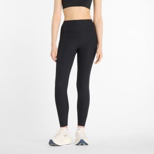 Legginsy damskie New Balance WP53152BK – czarne. Czarne legginsy New Balance, bez wzorów, z materiału, z podwyższonym stanem. Za 299,99 zł.