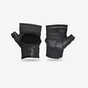 Rękawice do wózka inwalidz. Czarne rękawiczki DECATHLON, bez wzorów, z materiału. Za 139,99 zł.