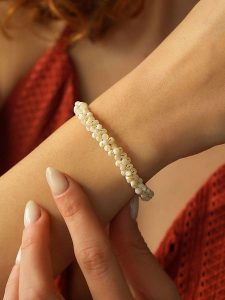 Pierres de Jade Pozłacana bransoletka z perłami rozmiar: onesize. Białe bransoletki Pierres de Jade, z perłą, pozłacane. Za 56,99 zł.