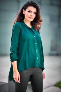 Elegancka Koszula z Dłuższym Tyłem - Zielona. Zielone koszule Awama, l, bez wzorów, z elastanu, bez kołnierzyka, bez ramiączek. Za 238,90 zł.