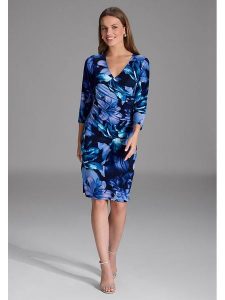 SWING Sukienka w kolorze niebieskim rozmiar: 40. Niebieskie sukienki Swing, bez wzorów, bez kołnierzyka, bez ramiączek, midi, kopertowe. Za 208,99 zł.