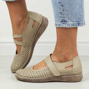 Beżowe skórzane ażurowe Polskie półbuty damskie Gregors 1040. Brązowe półbuty Gregors, na lato, w ażurowe wzory, ze skóry, bez obcasa, bez zapięcia. W wyprzedaży za 341,10 zł.