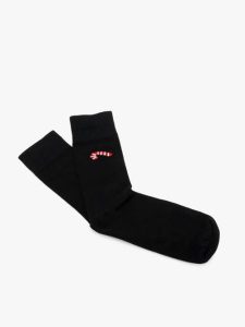 Świąteczne skarpety unisex. Czarne skarpetki Ryłko, bez wzorów, z bawełny. W wyprzedaży za 14,99 zł.