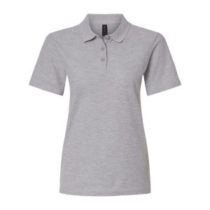 Damska Koszulka Polo Softstyle Pique. Czerwone koszulki sportowe GILDAN, bez wzorów, bez ramiączek. Za 77,99 zł.