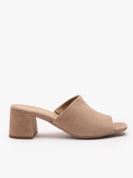 Beżowe klapki na obcasie. Brązowe klapki Ryłko, bez wzorów, ze skóry, bez obcasa, na obcasie. Za 379,99 zł.