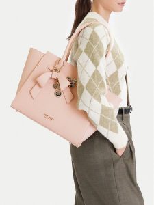 Nine West Torebka CEO-Serene-I-LX10186 Różowy. Czerwone torebki klasyczne Nine West, bez wzorów, z materiału, bez dodatków. Za 369,99 zł.