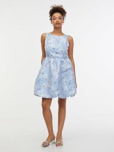 Orsay Sukienka w kolorze błękitno-białym rozmiar: 36. Niebieskie sukienki Orsay, bez wzorów, bez kołnierzyka, bez ramiączek, mini, rozkloszowane. Za 100,28 zł.