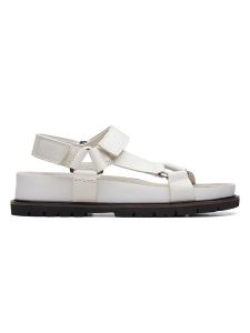 Clarks Skórzane sandały w kolorze białym rozmiar: 39,5. Białe sandały Clarks, bez wzorów, z otwartym noskiem, bez obcasa, bez zapięcia. Za 149,31 zł.